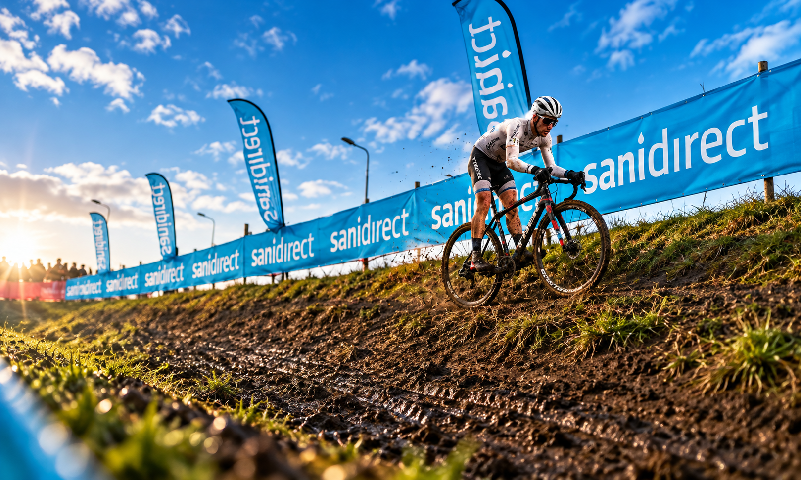 Modderige cyclocrossrace met Sanidirect-banners