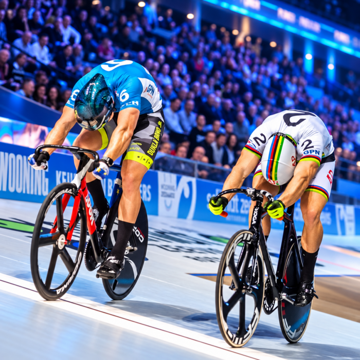 Blauwe wielersprint op de baan